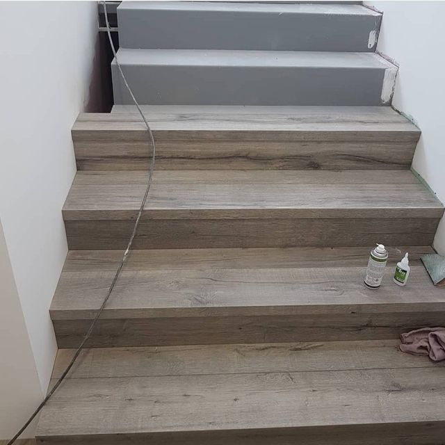 escaleras con suelo de madera y cableado