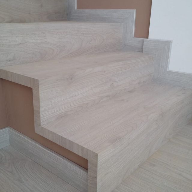 escaleras con suelo de madera